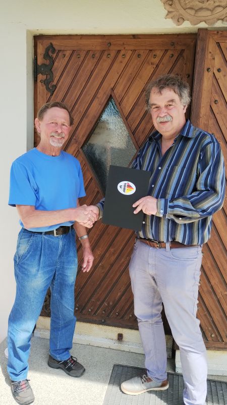 Fritz Gatzke erhält von Thomas Hartmann die goldene Ehrennadel des Verbands überreicht